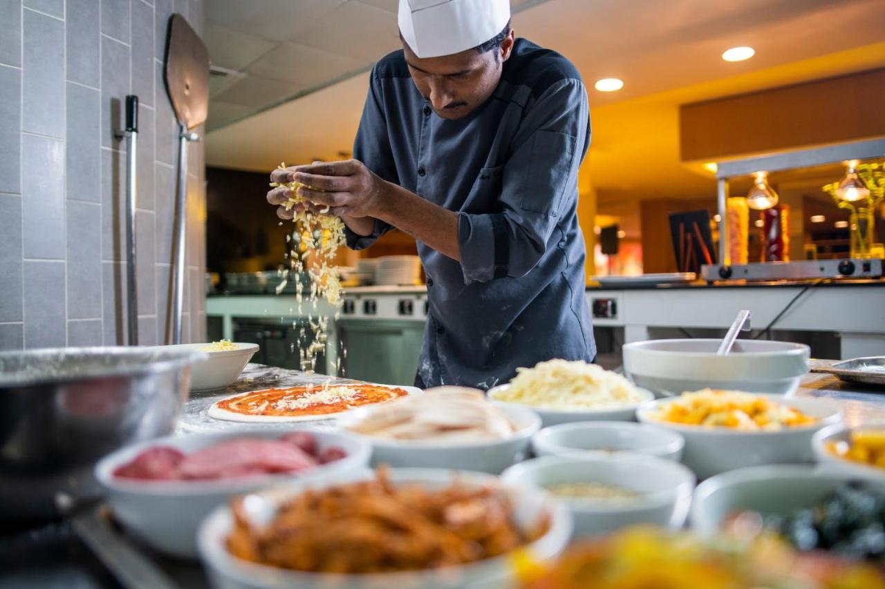 Holiday Inn Muscat Alseeb By Ihg Bagian luar foto