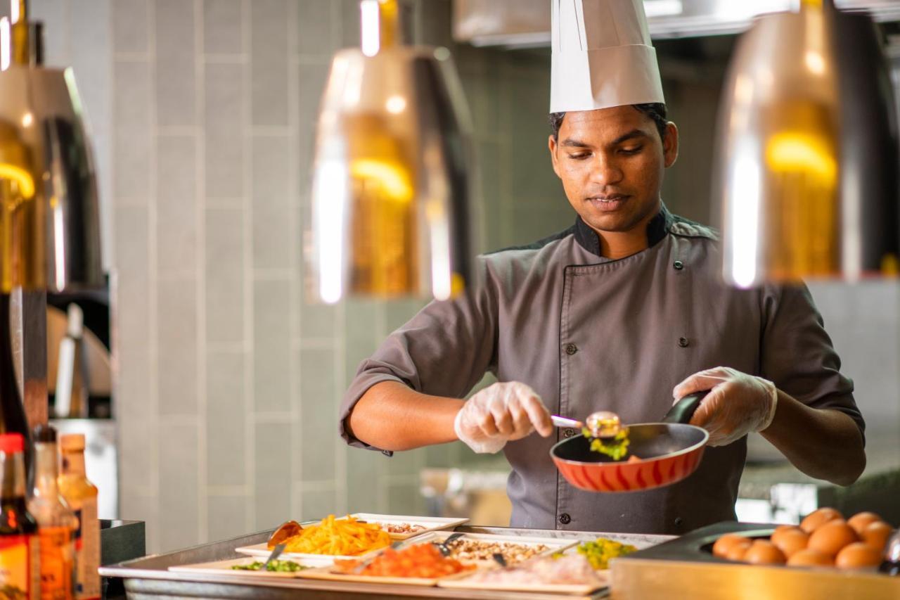 Holiday Inn Muscat Alseeb By Ihg Bagian luar foto